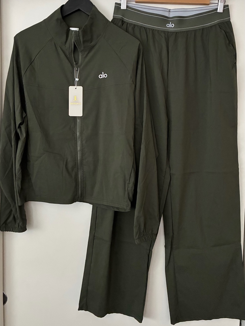 NWT Women’s 2 Piece Luxury OliveTracksuit Sweatsuit Size XL